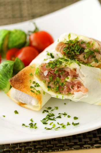 まぐろアボカドのこんがり焼き春巻