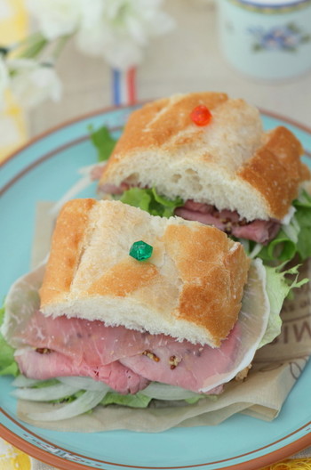 生ハムとサラダのサンドウィッチ