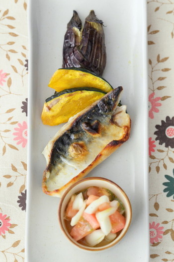 こんがり焼いた鯖と夏野菜をサルサソースで