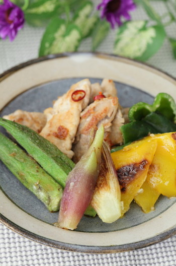 豚ももと夏野菜の揚げ焼き ピリ辛ダレで