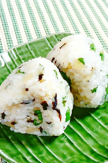 ガリと塩昆布のおにぎり