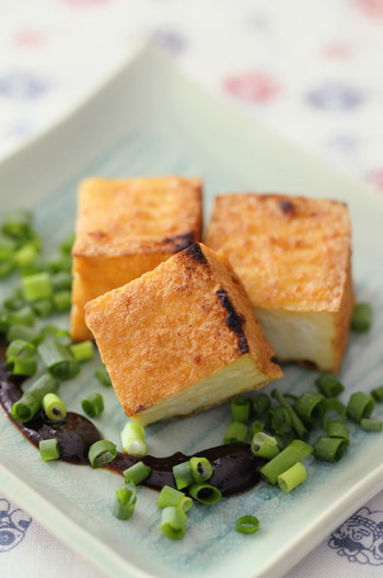 焼き厚揚げを赤味噌と葉ねぎで