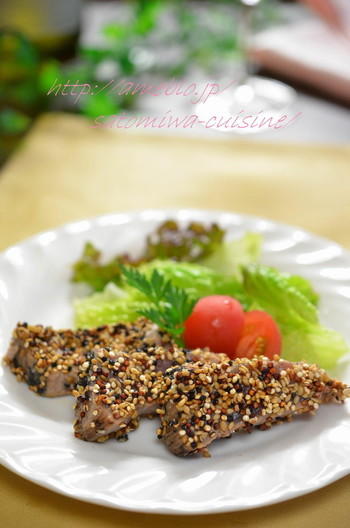 カリっと キヌア衣で鰹のレアステーキ