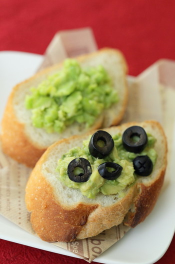 フランスパン2種のグリーンディップのせ