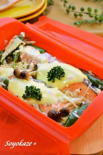 シリコンケースで鮭のマヨチーズ蒸し