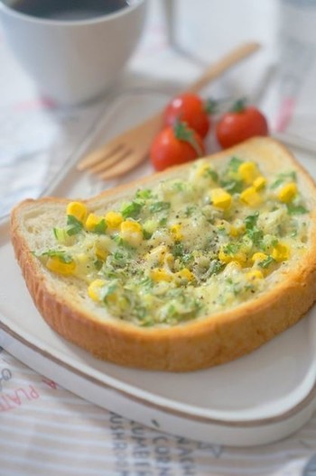 セロリの葉とコーン じゃこのチーズトースト