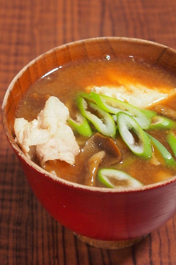 なめこと豚肉の味噌汁