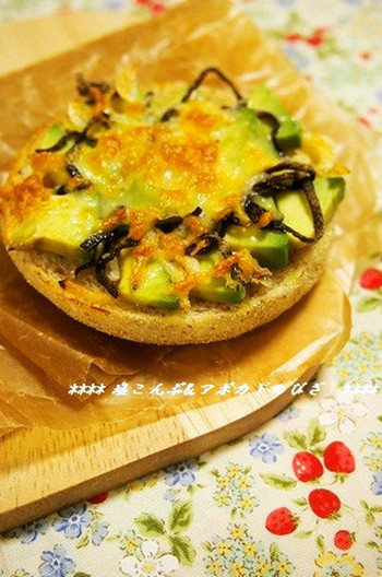アボカドと塩昆布の和風ピザトースト
