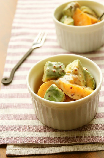 柿とアボカドのヨーグルトサラダ