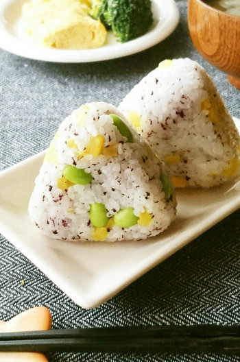 カラフル ゆかりと沢庵と枝豆のおにぎり