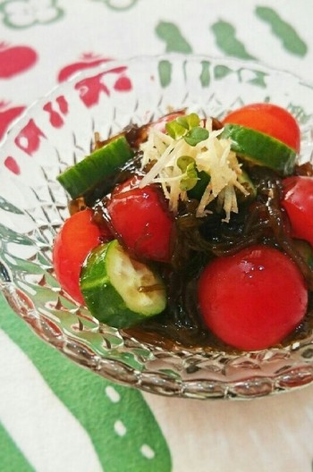 トマトとキュウリをもずく酢で