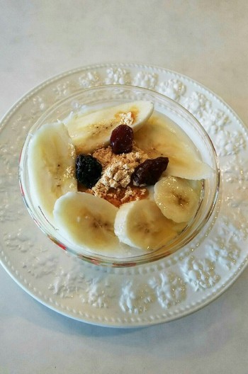 バナナヨーグルト きな粉とレーズンのせ