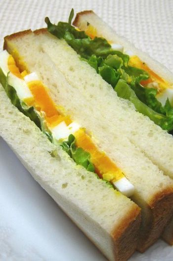 ゆで卵とサラダのサンドイッチ