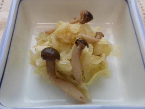 キャベツとしめじのごま和え