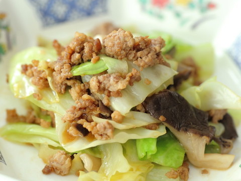 キャベツとひき肉のオイスターソテー