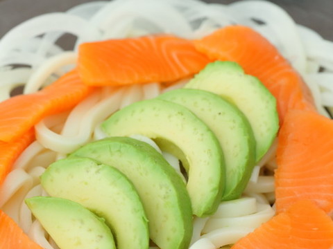 サーモン・アボカドのせ洋風ぶっかけうどん