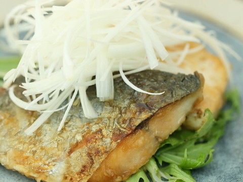 自家製蒲焼ダレで焼く鰆