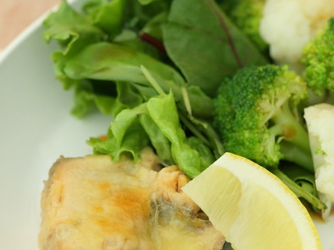 鮭水煮缶のチーズ焼き たっぷり野菜添え
