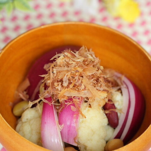 カリフラワーと赤玉ねぎのカツオ風味サラダ｜管理栄養士監修レシピ