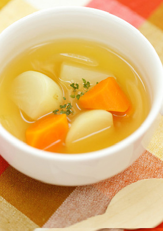 野菜の甘みを味わう　塩分控えめなコンソメスープ