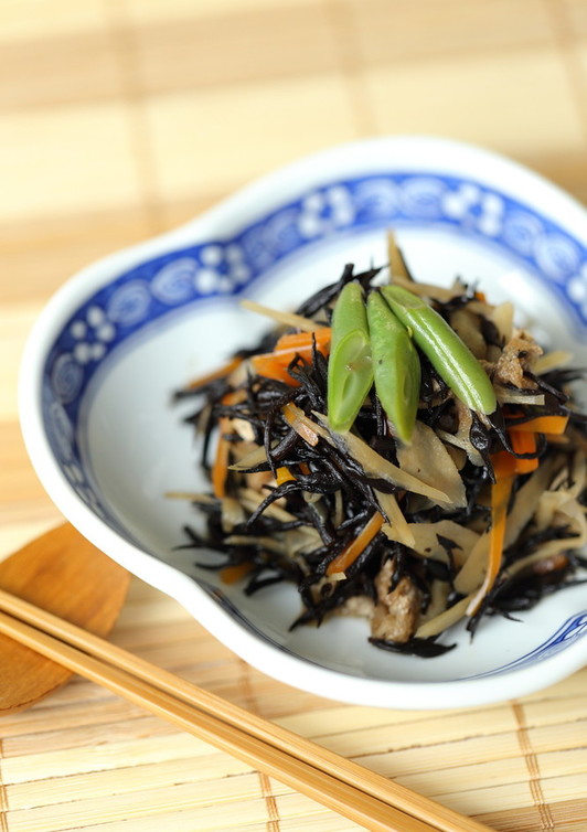 食物繊維たっぷりのごぼうとひじきの煮物