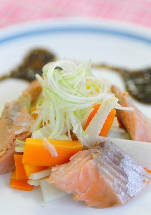 鮭とお野菜の蒸し物 すりごまソースで