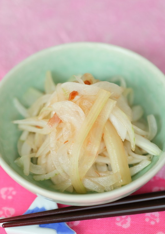 新玉ねぎとセロリのさっぱり梅肉和え