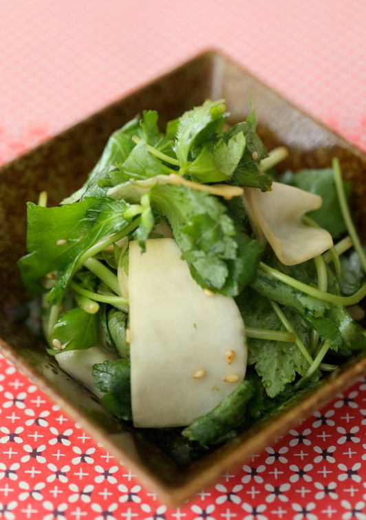 香り豊かな糸みつばとごまの和え物