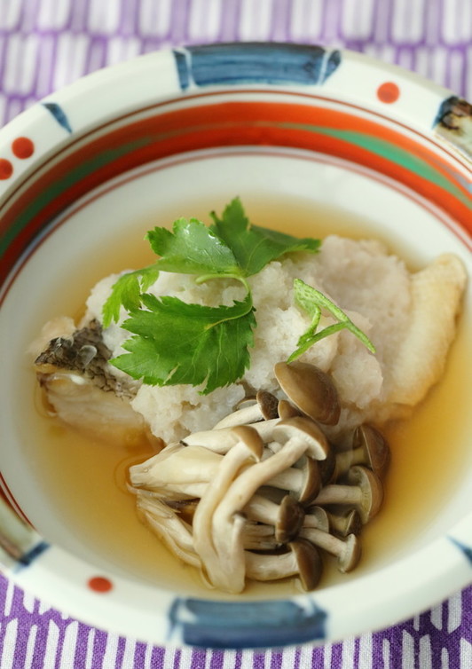 あっさりだしで食べる鯛のれんこん蒸し