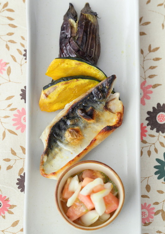 こんがり焼いた鯖と夏野菜をサルサソースで