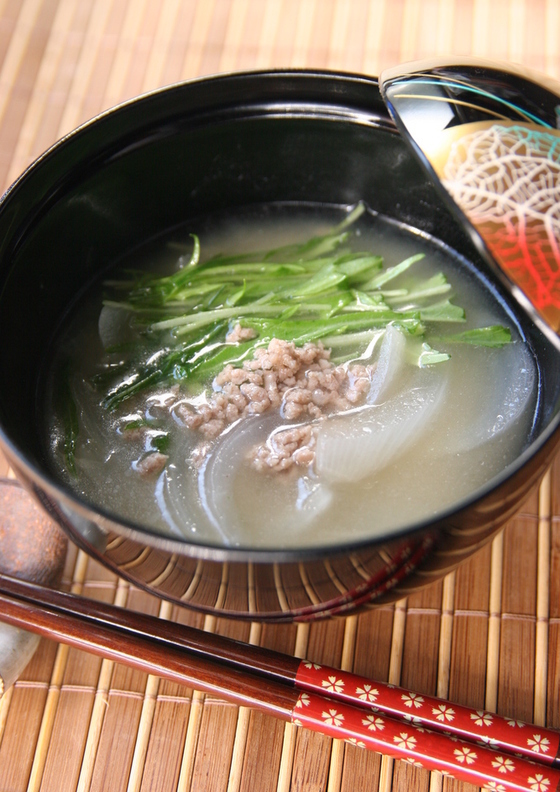 家族に好評 たまねぎと挽き肉の味噌汁