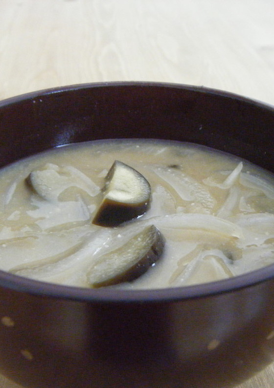 なすと玉ねぎのお味噌汁