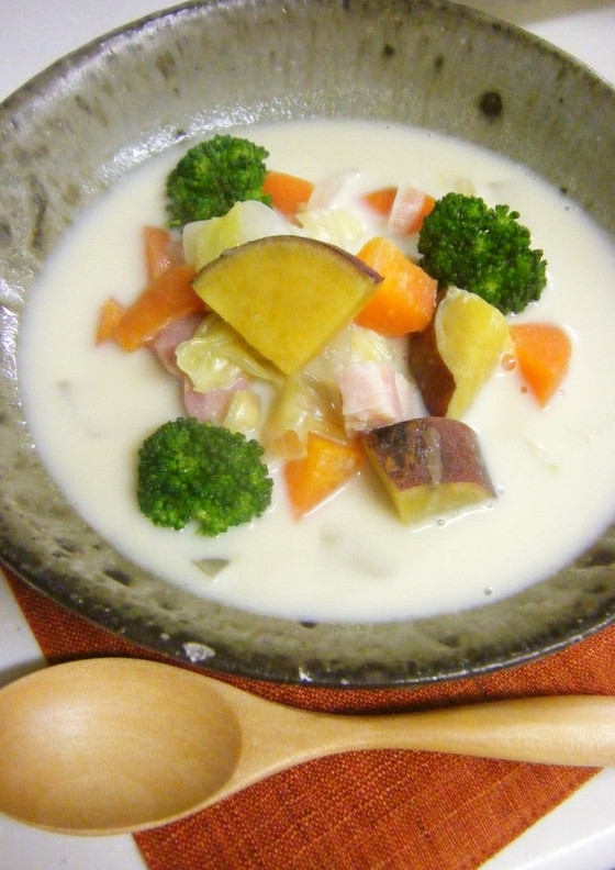 具だくさん さつまいも野菜豆乳スープ