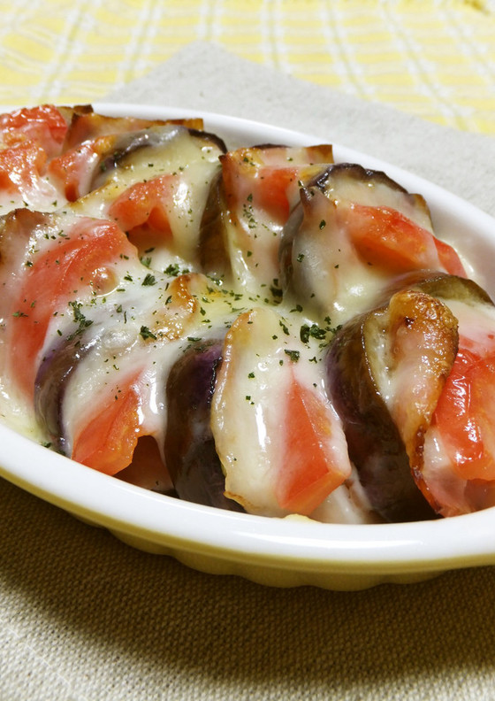 なすとトマトとベーコンのチーズ焼き