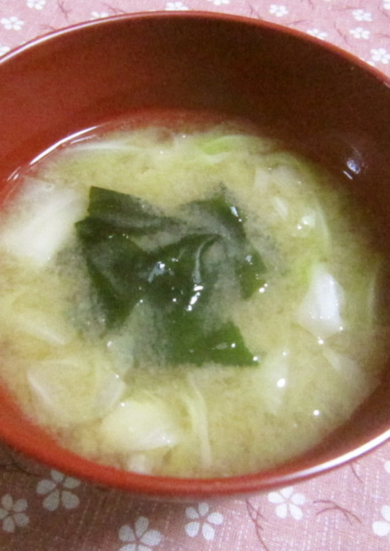 キャベツとわかめの味噌汁