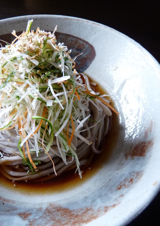 千切り野菜たっぷりのお蕎麦