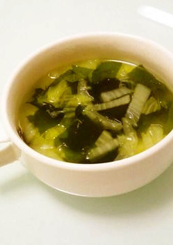 白菜とワカメの中華スープ