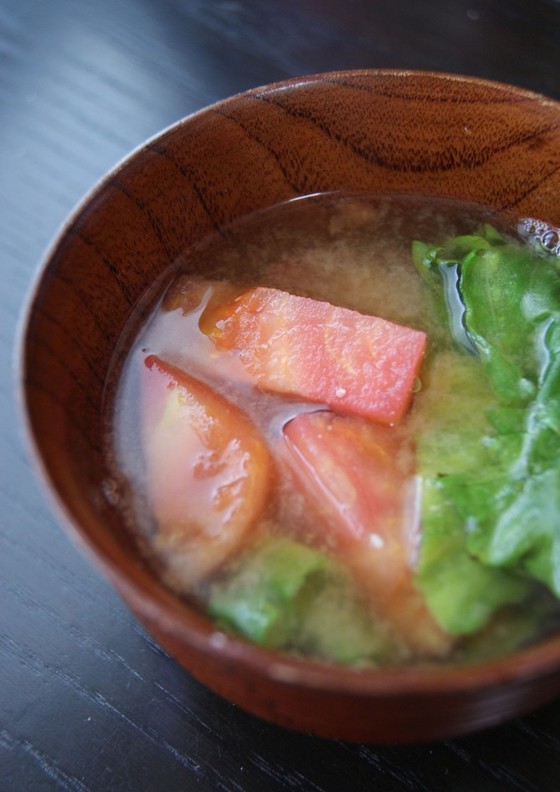 トマトとレタスのお味噌汁