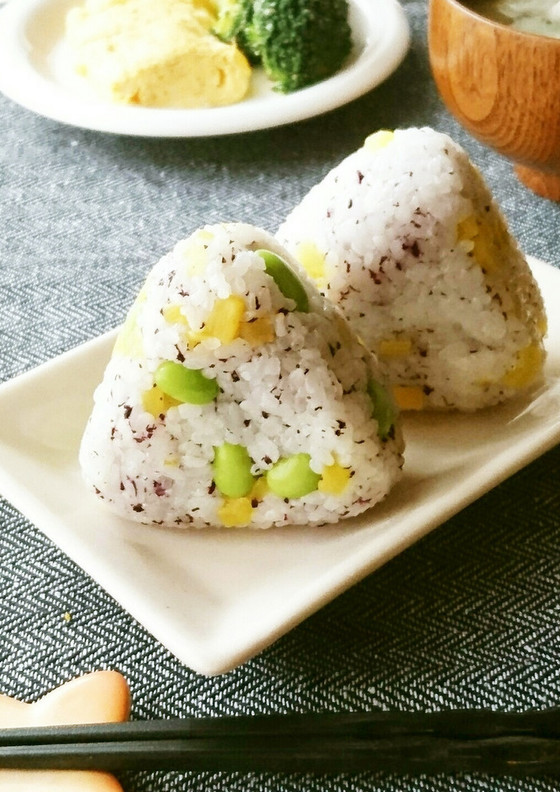 カラフル ゆかりと沢庵と枝豆のおにぎり