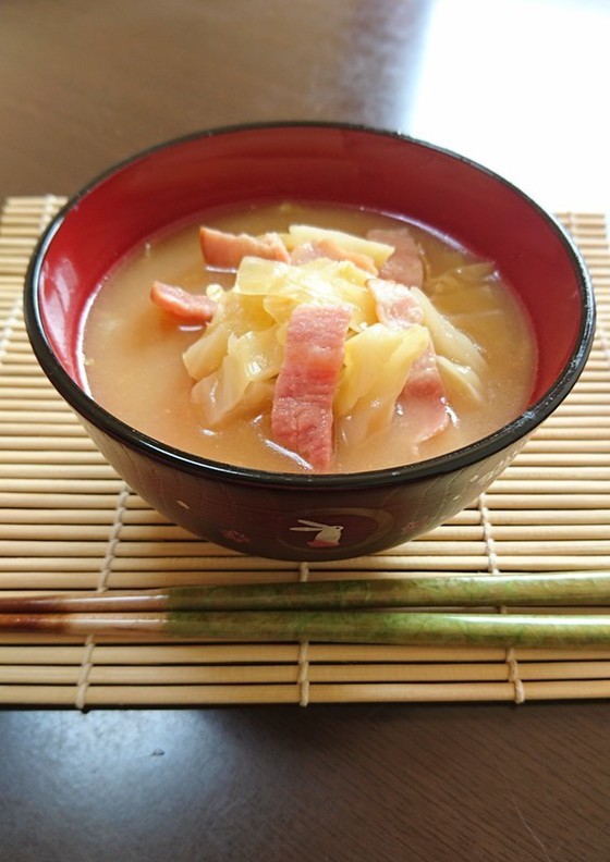 どっさり きゃべつとベーコンのお味噌汁
