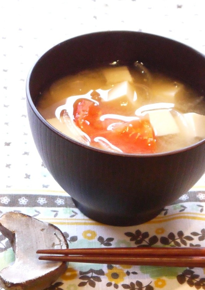 栄養満点 トマトと豆腐の味噌汁