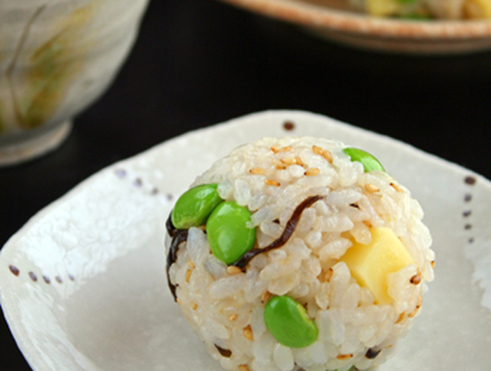 枝豆と塩昆布チーズのおにぎり