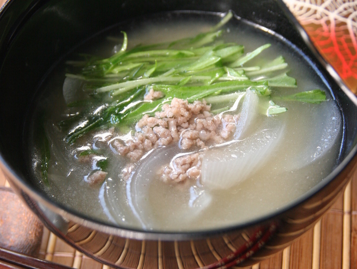 家族に好評 たまねぎと挽き肉の味噌汁