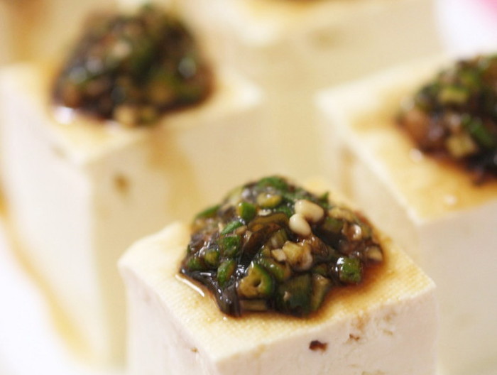お豆腐に 刻み生オクラと塩昆布のとろねば