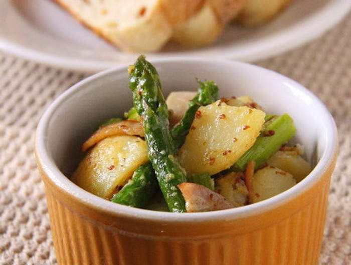 じゃが芋とアスパラの粒マスタード炒め