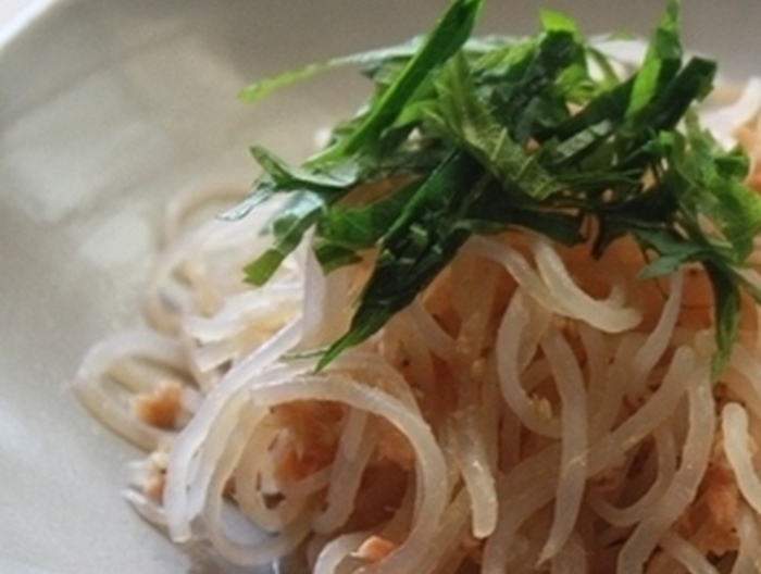 低カロリー 糸コンと鮭の柚子胡椒炒め