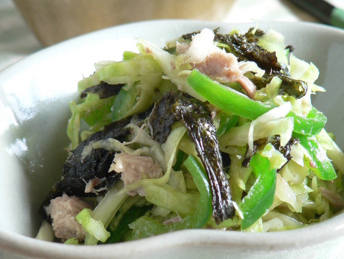 さば水煮缶とキャベツピーマンのサラダ