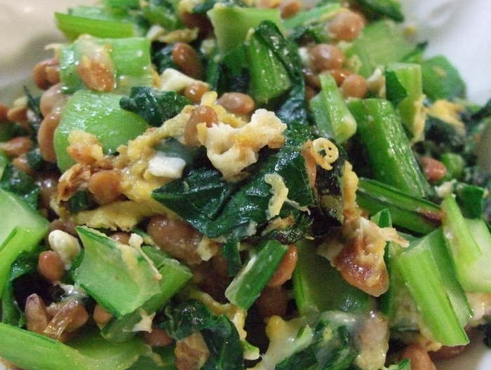 カルシウム補給 小松菜と納豆の炒め物