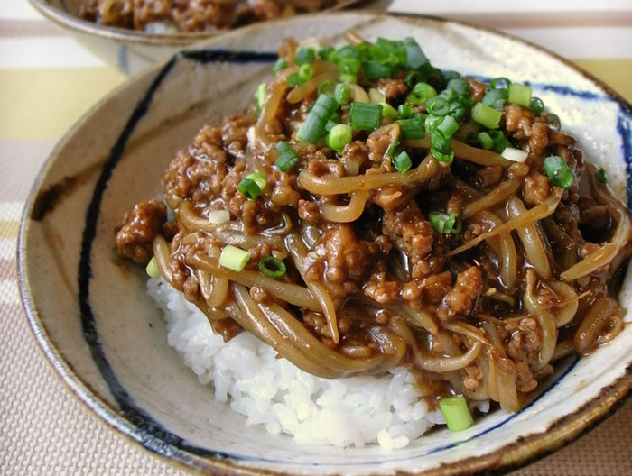 もやしと豚ひき肉のピリ辛味噌丼