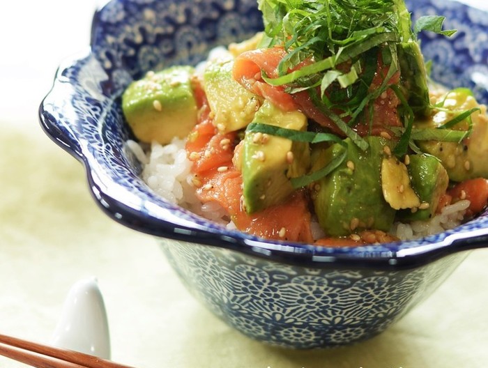 スモークサーモンとアボカドの簡単丼